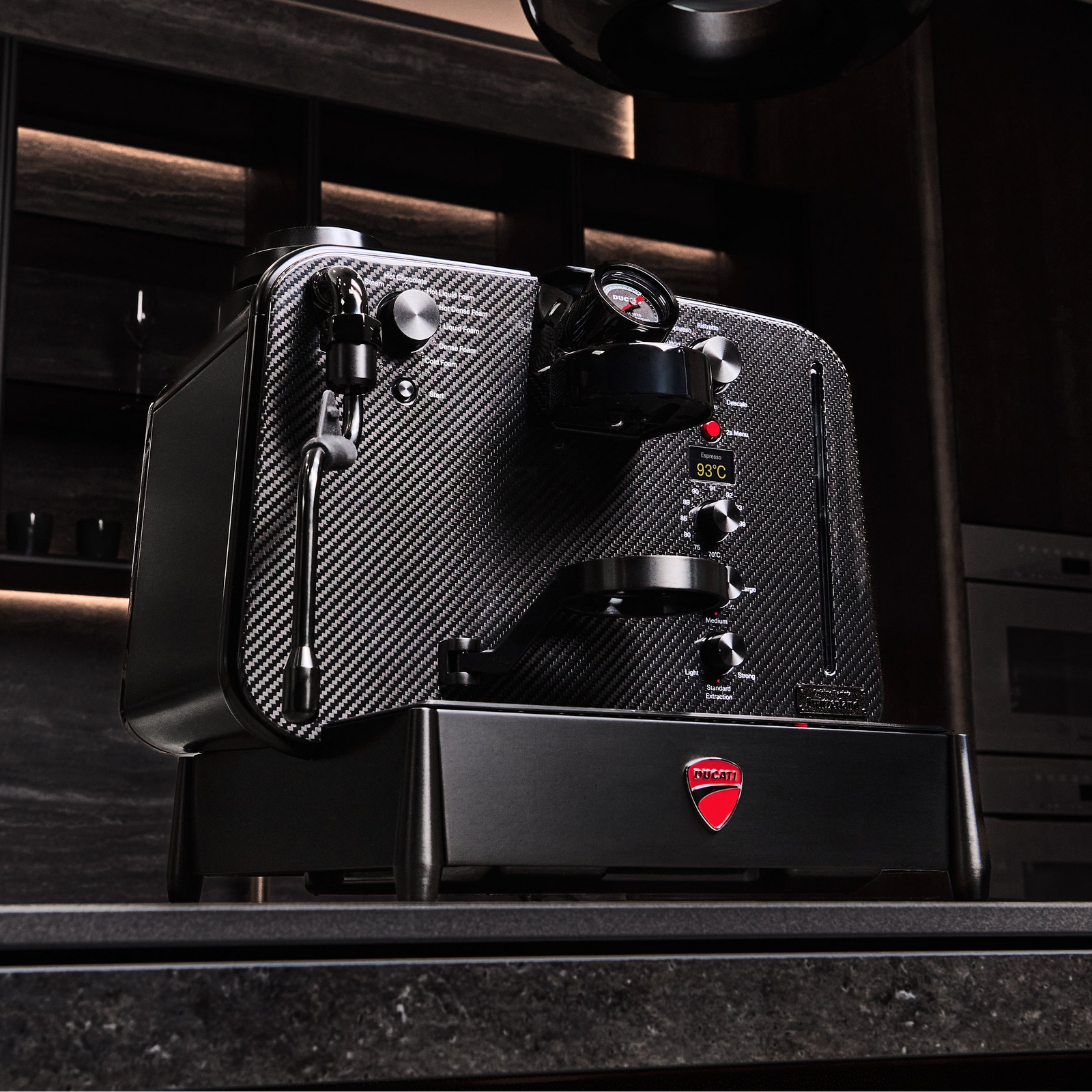 Barista M3 1926 Limited Edition tummalla keittiötasolla, etunäkymä