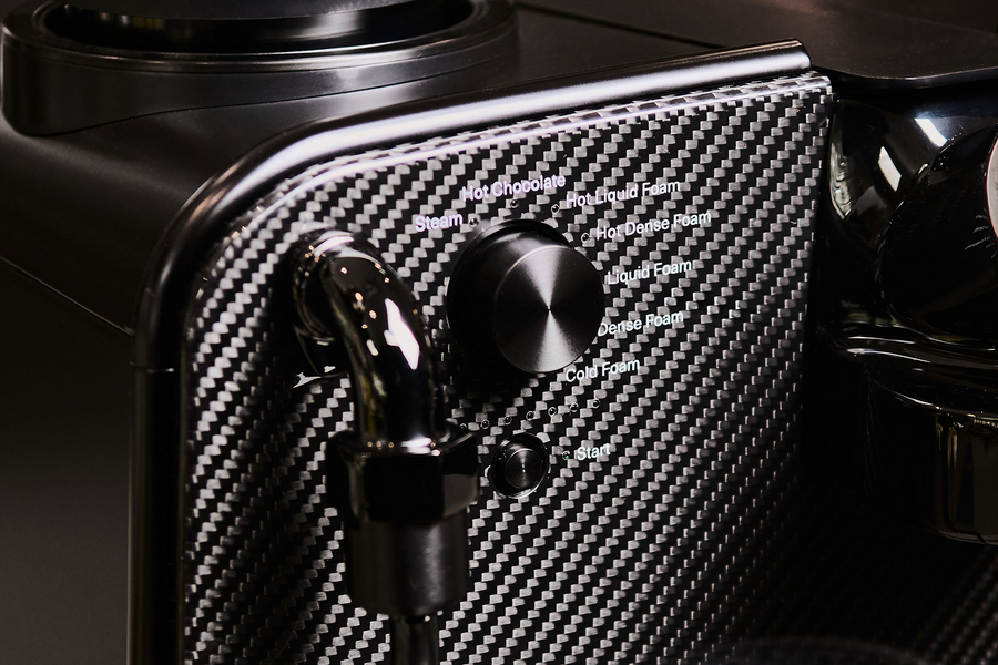 Barista M3 1926 Limited Edition – Lifestyle-Fotografie auf transparentem Hintergrund