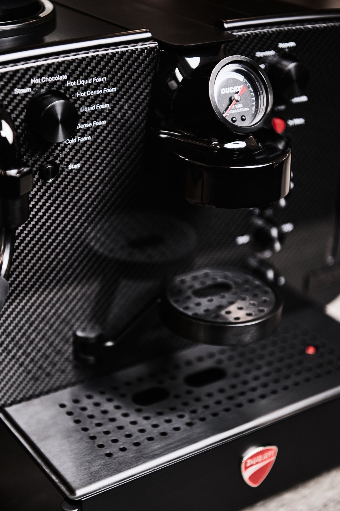 Detalje af de tre drejeknapper på Barista M3 1926's kulfiberpanel