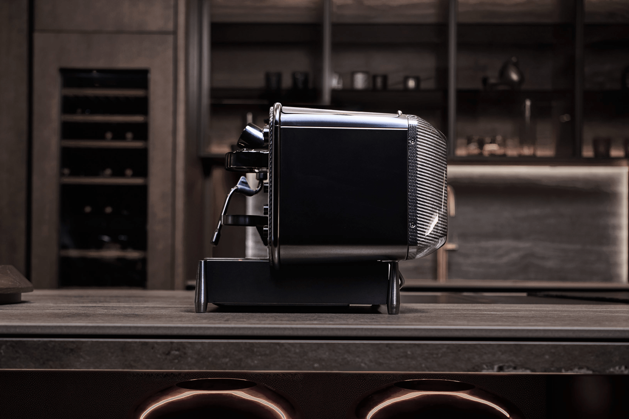 Sideprofil af Barista M3 1926 Limited Edition på en stenbordplade