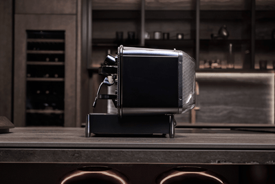 Sideprofil af Barista M3 1926 Limited Edition på en stenbordplade