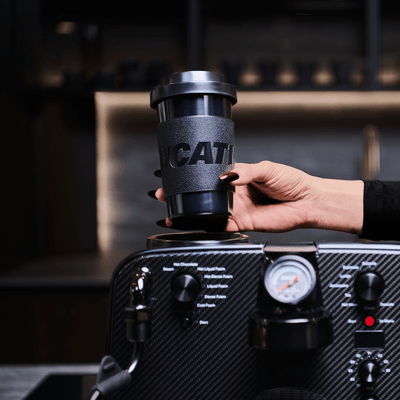 Ducati-brandet to-go-kop placeres på Barista M3 1926 til in-cup-mælkeskumning