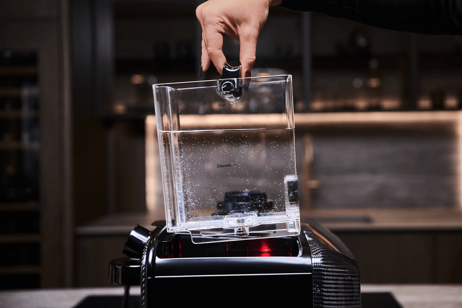 Barista M3 1926 Limited Edition – Lifestyle-Fotografie auf transparentem Hintergrund