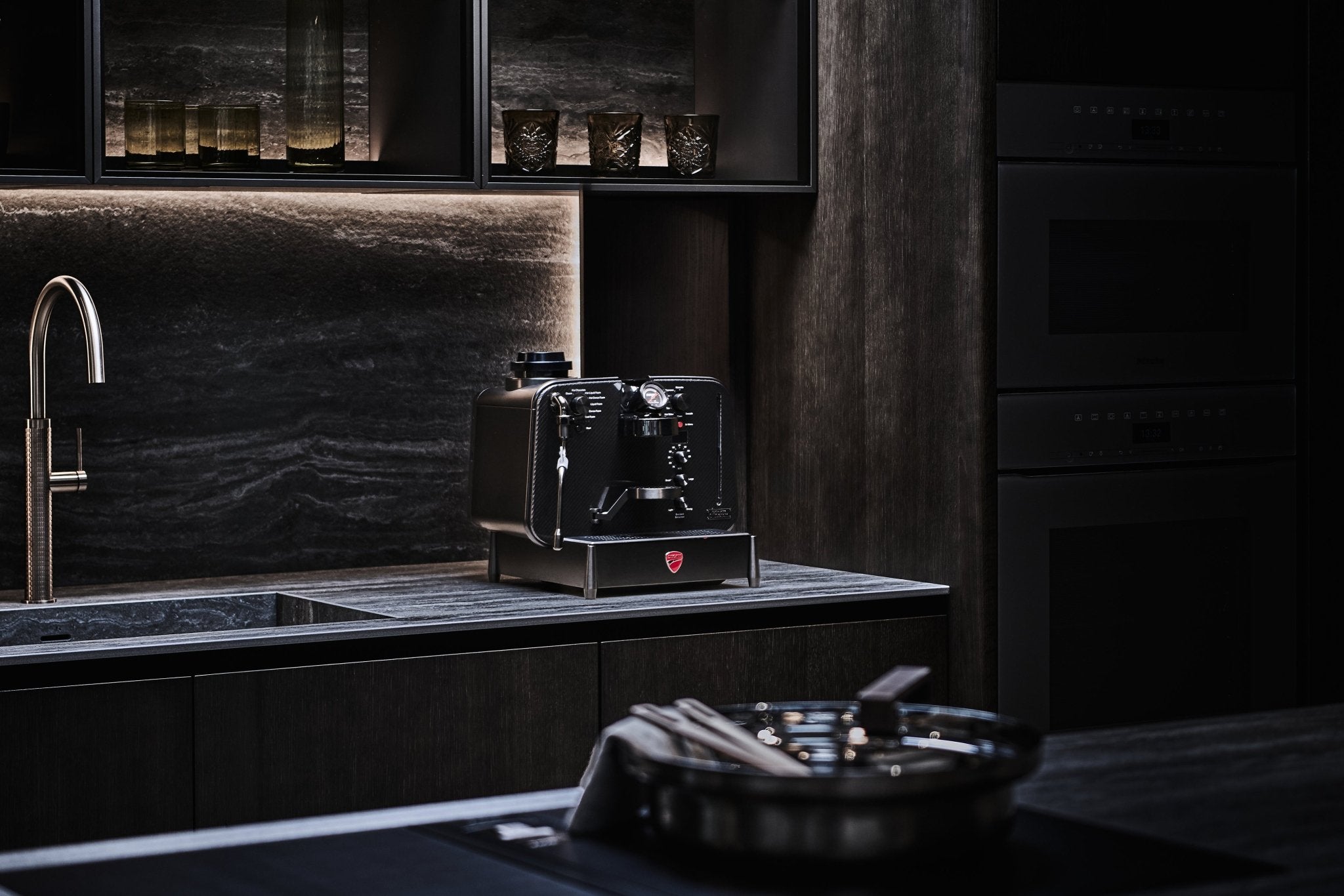 Barista M3 1926 Limited Edition i et premium-køkken ved siden af designervask og -armatur