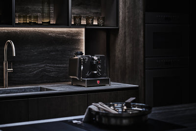 Barista M3 1926 Limited Edition i et premium-køkken ved siden af designervask og -armatur