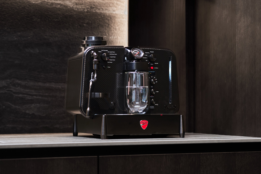 Barista M3 1926 Limited Edition – lifestyle-valokuva, korkea resoluutio läpinäkyvällä taustalla
