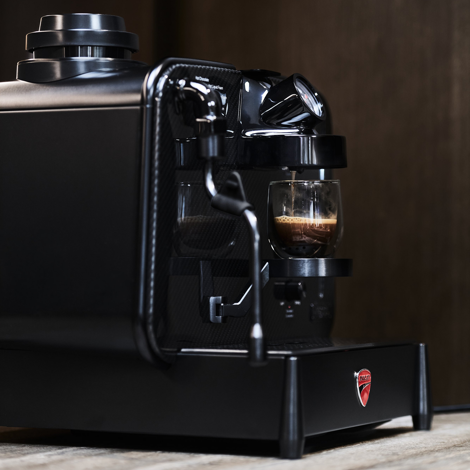 Barista M3 1926 Limited Edition valmistaa espresson kaksiseinäiseen lasikuppiin
