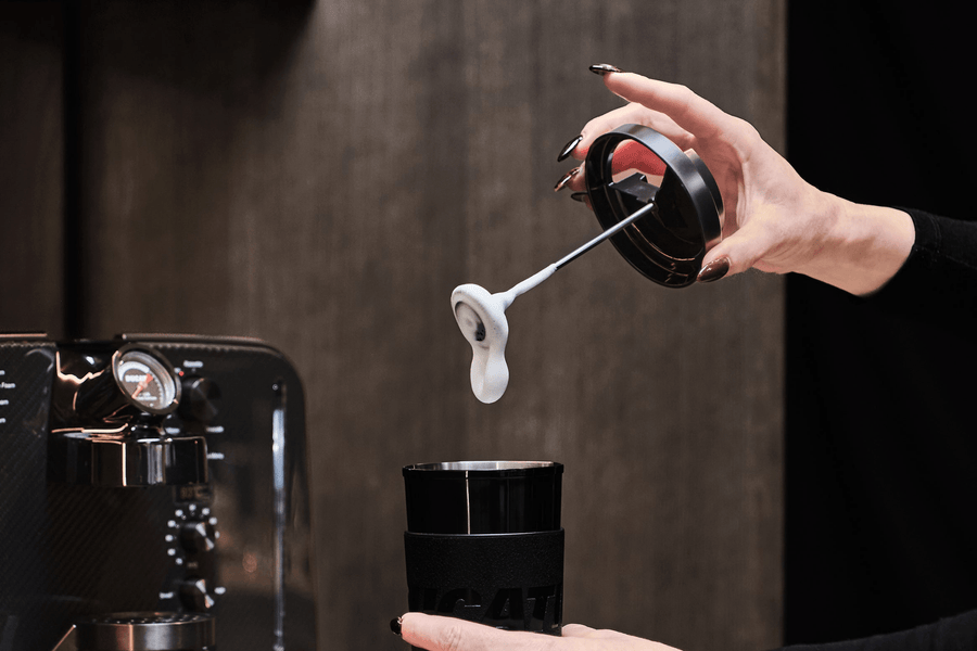 Barista M3 1926 Limited Edition – Lifestyle-Fotografie auf transparentem Hintergrund