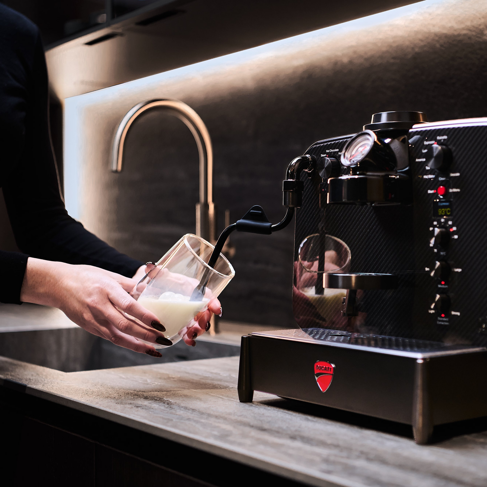 Barista M3 1926 Limited Edition – lifestyle-valokuva, muokattu versio läpinäkyvällä taustalla