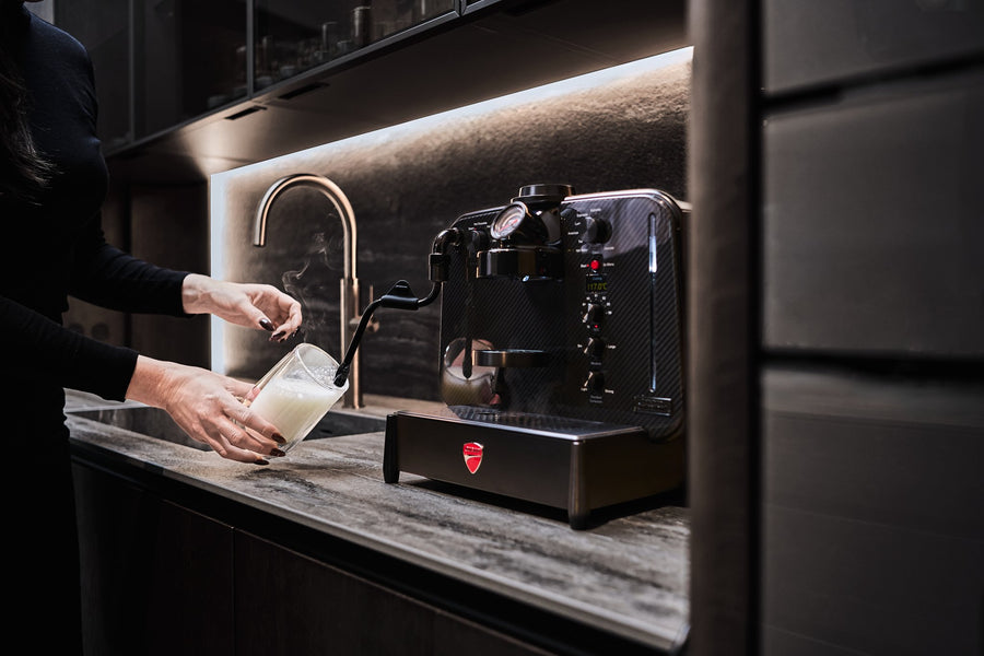 Barista M3 1926 Limited Edition – Lifestyle-Fotografie, bearbeitete Version