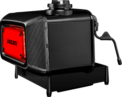 Barista M3 1926 Limited Edition – tre-kvart bagvinkel med oplyst Ducati-skjold